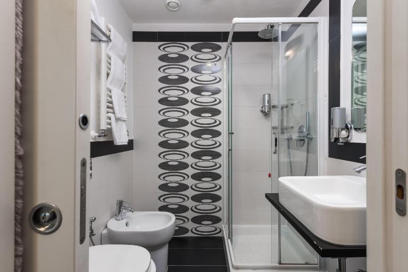 Classic Twin Room image 4