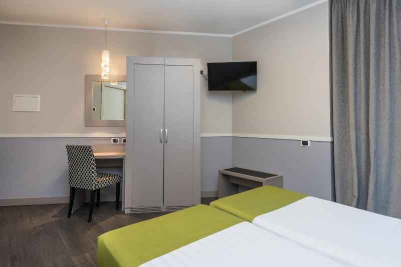 Classic Twin Room image 3