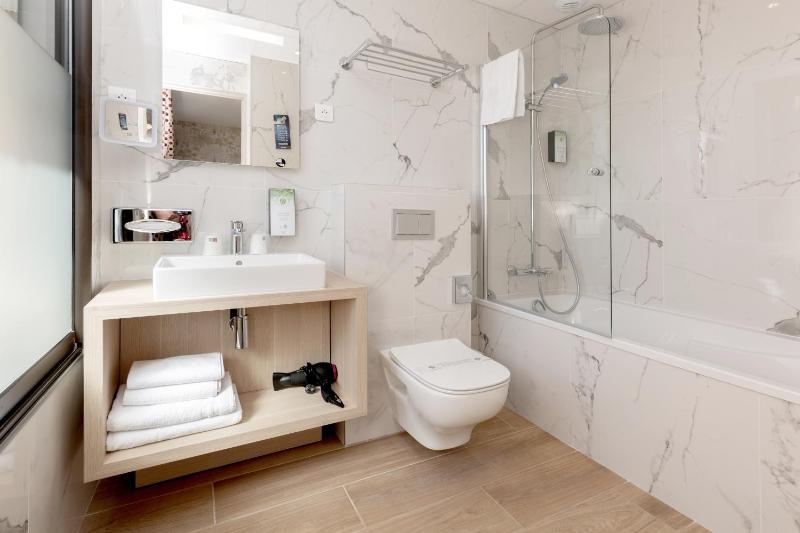 Double Room image 3