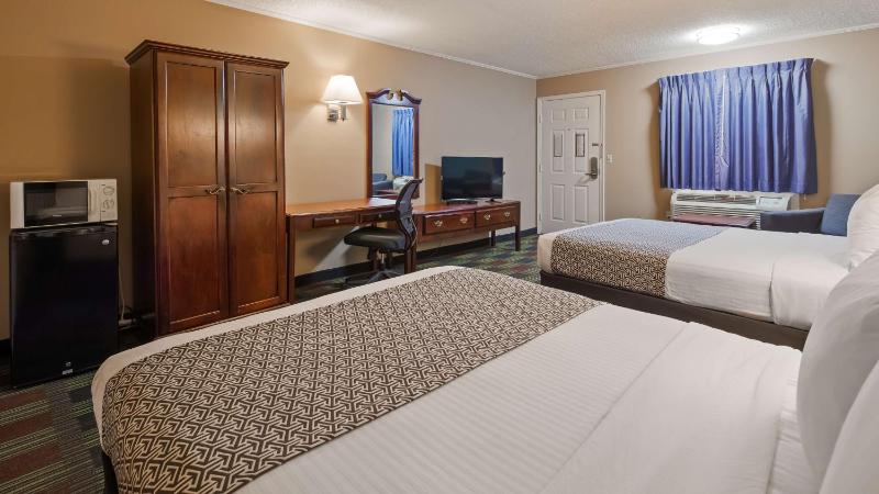 Queen Room with Two Queen Beds - Smoking image 1