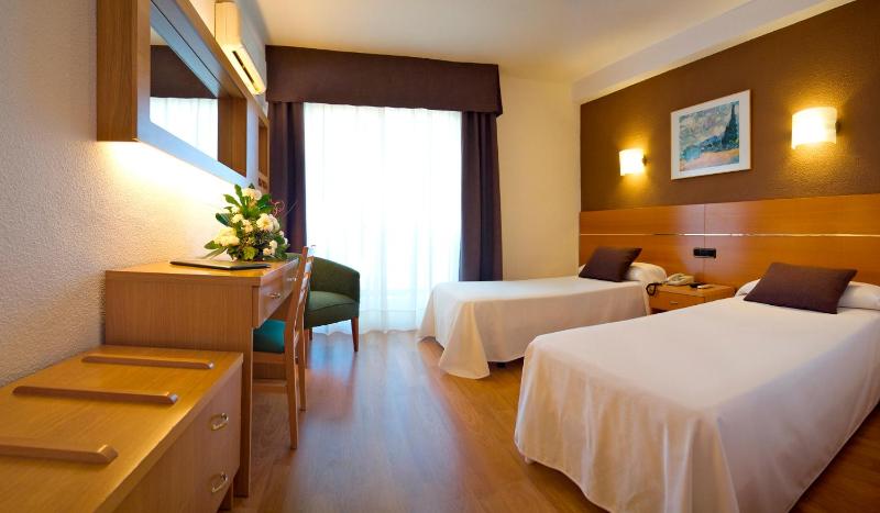 Twin Room (2 Adults + 1 Child) image 1