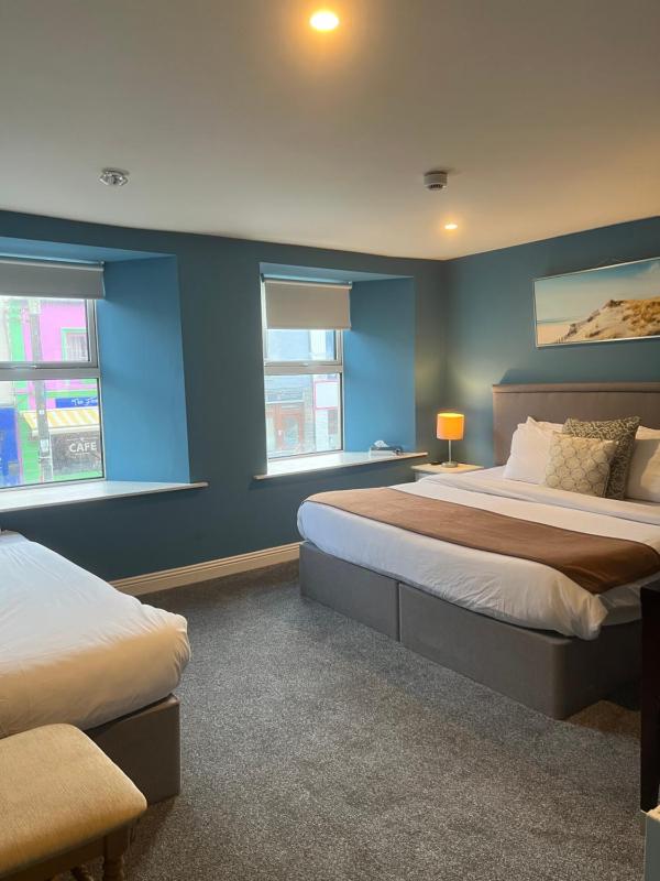 Triple Room with Bathroom image 2