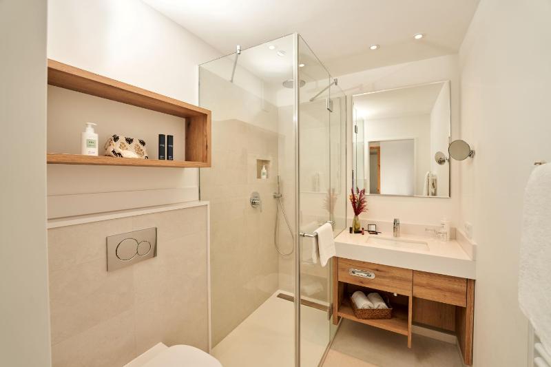 Deluxe Double or Twin Room image 3