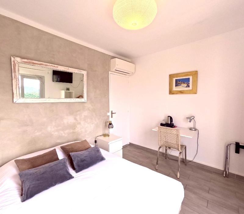 Standard Double Room with Sea View image 3