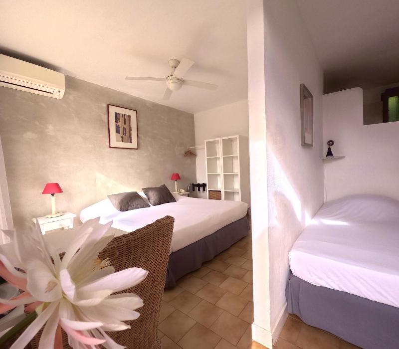 Superior Triple Room with Sea View image 4