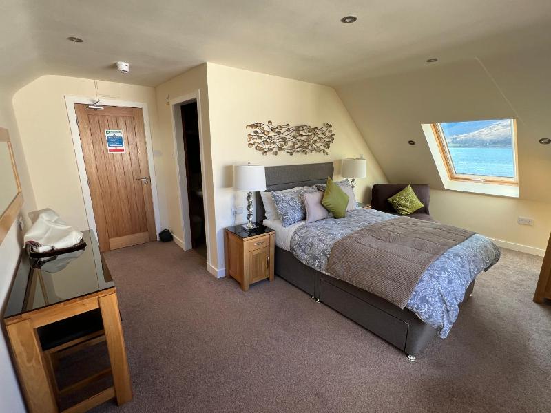 Double Room image 3