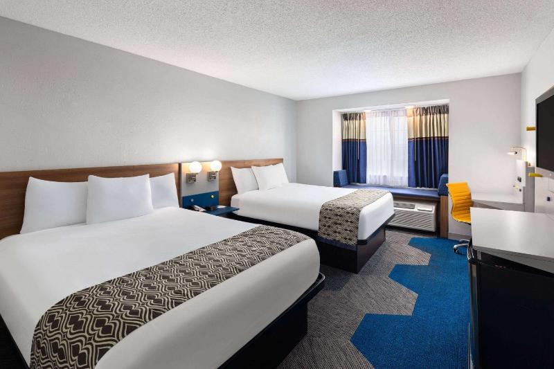 Queen Room with Two Queen Beds - Non-Smoking image 3
