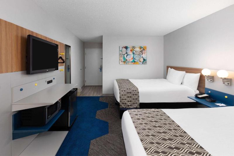 Queen Room with Two Queen Beds - Non-Smoking image 3