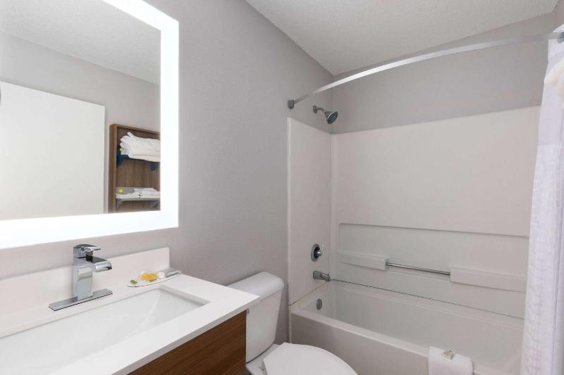 Queen Room - Non-Smoking image 3