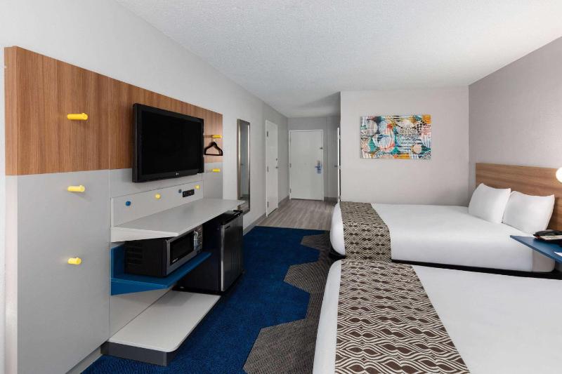 Queen Room with Two Queen Beds - Disability Access/Non-Smoking image 4