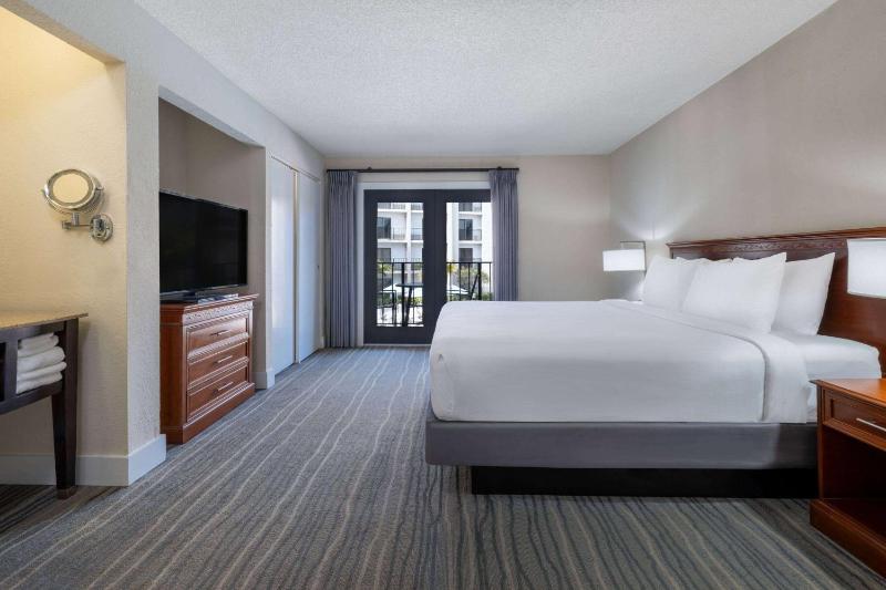 One-Bedroom King Suite with Pool View - Non-Smoking image 4