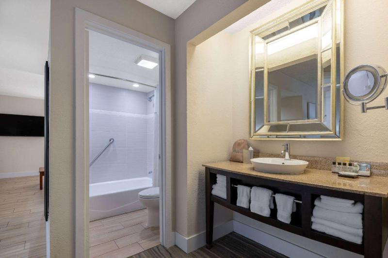 One-Bedroom King Suite with Pool View - Non-Smoking image 3