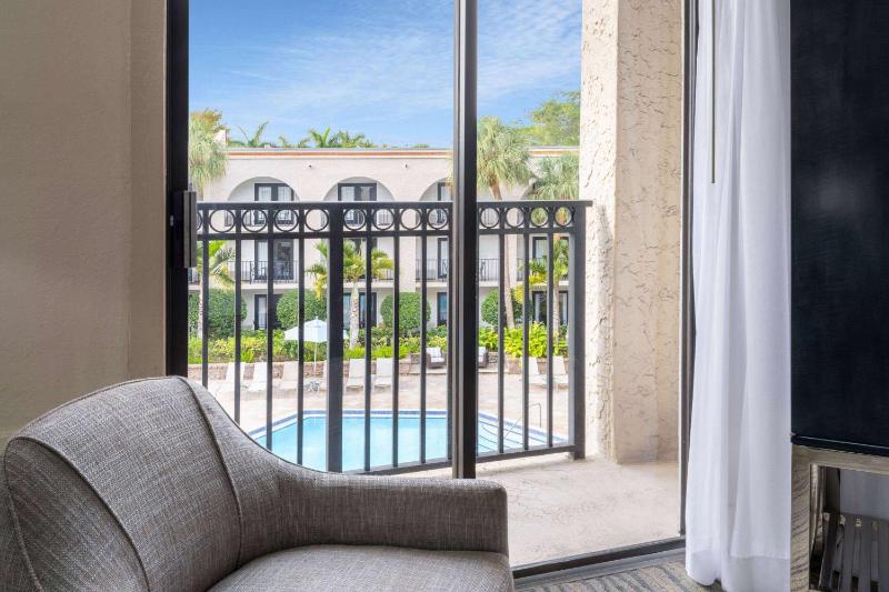 King Room with Pool View - Non-Smoking image 2