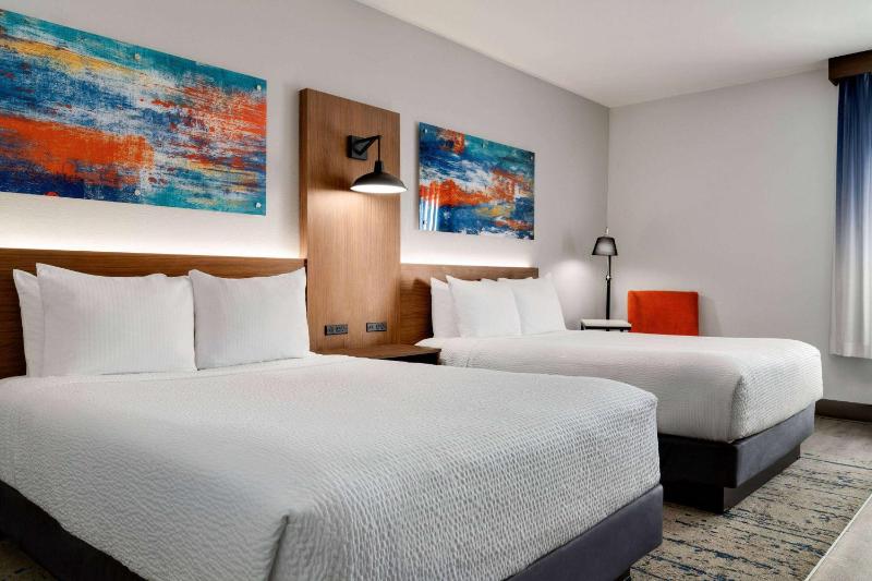 Queen Room with Two Queen Beds and Various Views - Non-Smoking image 1