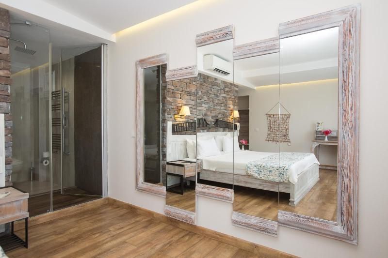 Large Double Room image 2