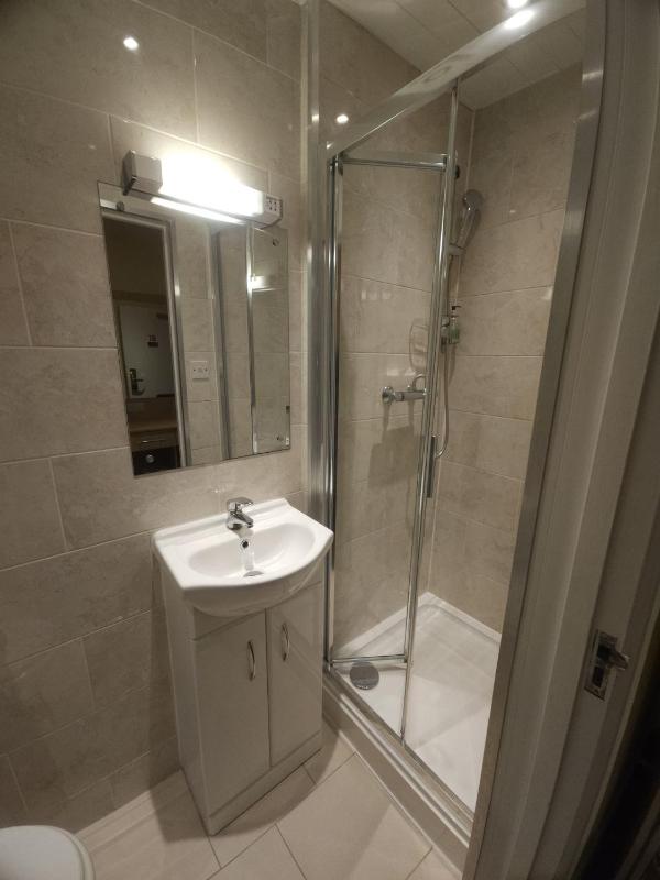 Budget Single Room with Shared Bathroom image 2