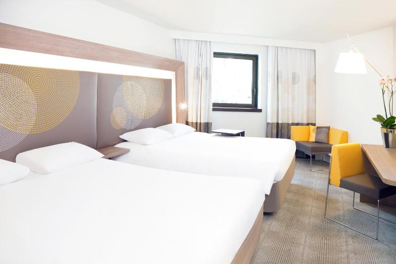 Executive Queen Room with Two Queen Beds image 1