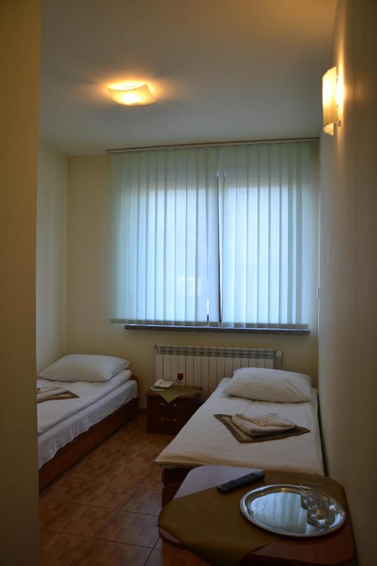 Budget Twin Room image 3