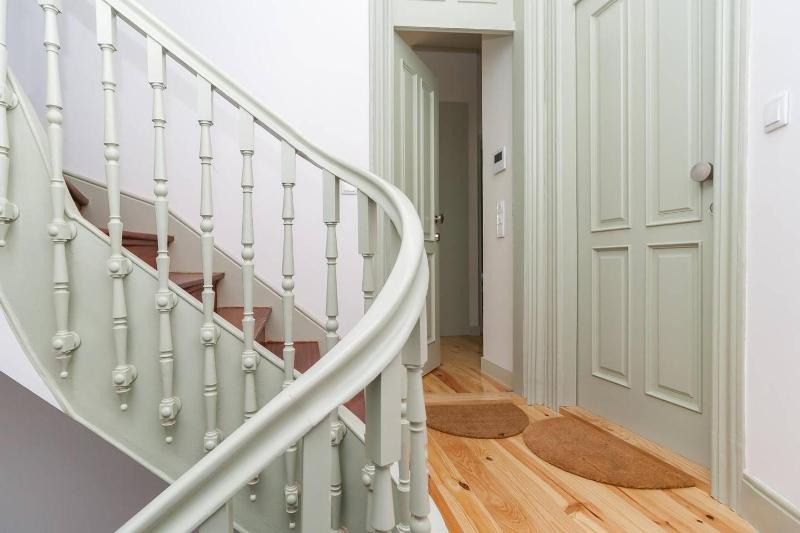 GuestReady - Charming Downtown and Quiet Apartment - image 7