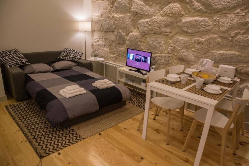 GuestReady - Charming Downtown and Quiet Apartment - image 4