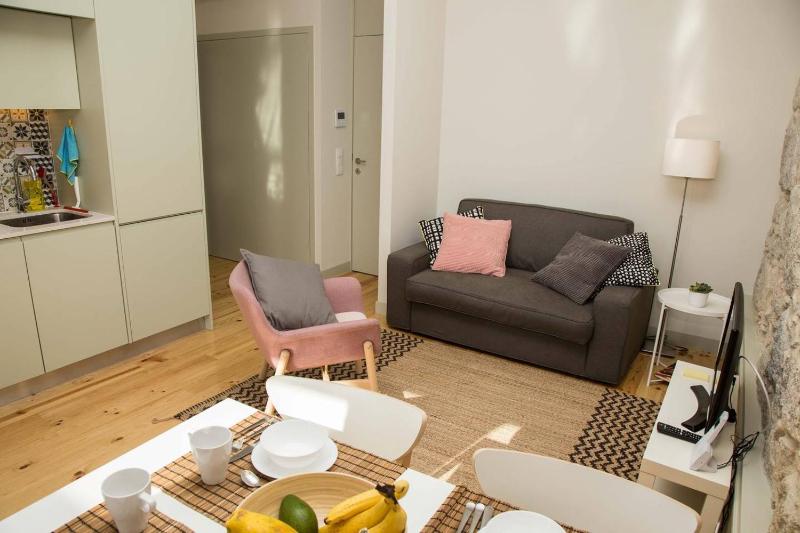 GuestReady - Charming Downtown and Quiet Apartment - image 25