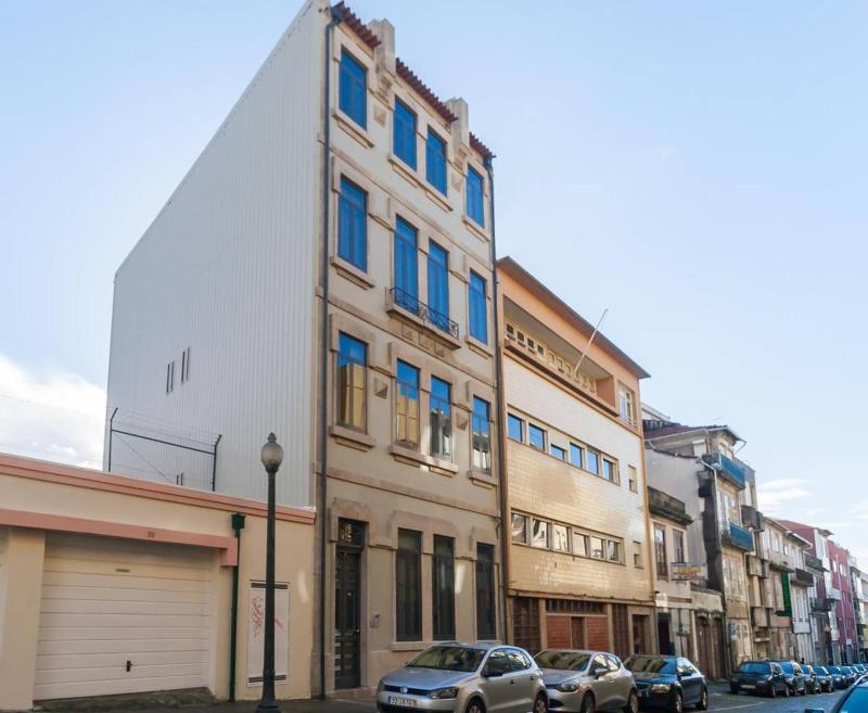 GuestReady - Charming Downtown and Quiet Apartment - image 15