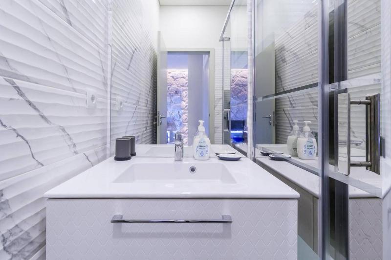 GuestReady - Charming Downtown and Quiet Apartment - image 2