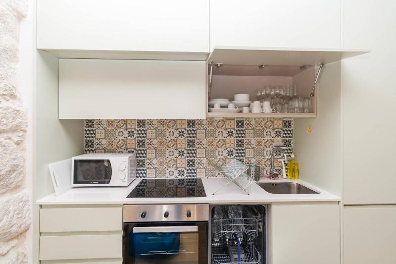 GuestReady - Charming Downtown and Quiet Apartment - image 26