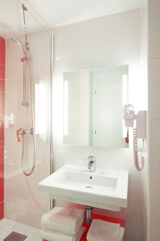 Standard Double Room image 3