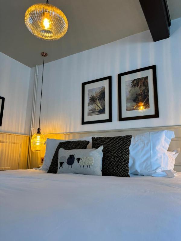 Deluxe Double Room image 4