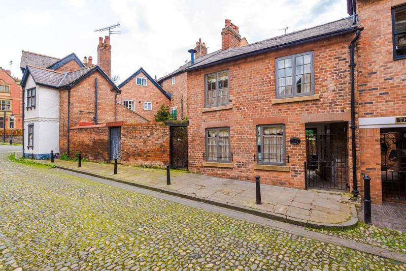 Rustic Chester Cottage Near Shops & Terrace - image 38