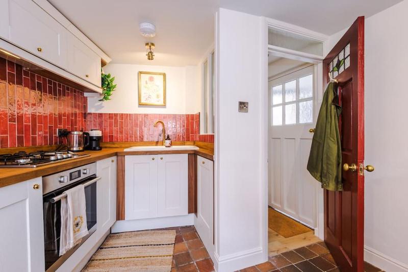 Rustic Chester Cottage Near Shops & Terrace - image 2