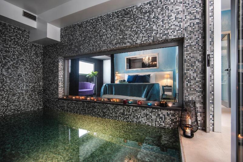 Deluxe Room with Indoor pool image 3