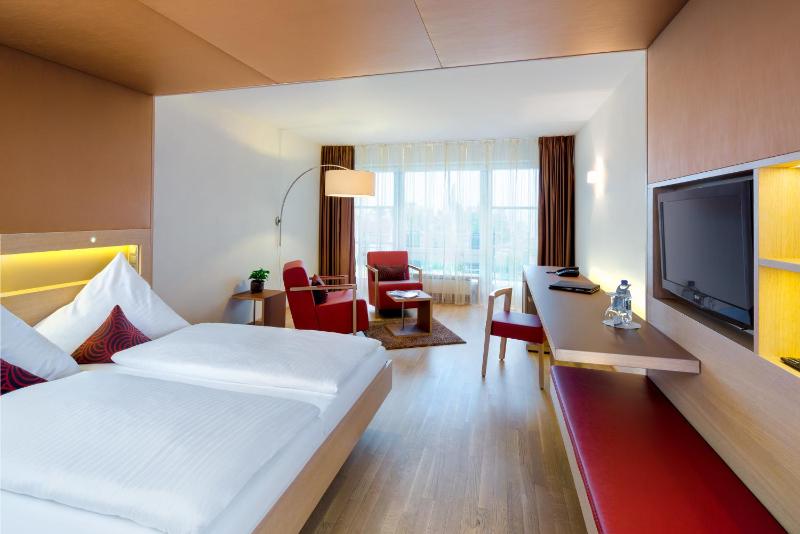 Superior Double Room with Balcony image 3