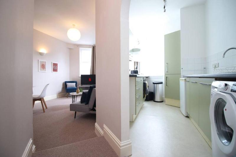 Two Bedroom Flat | Central | Free Off-Peak Parking - image 20