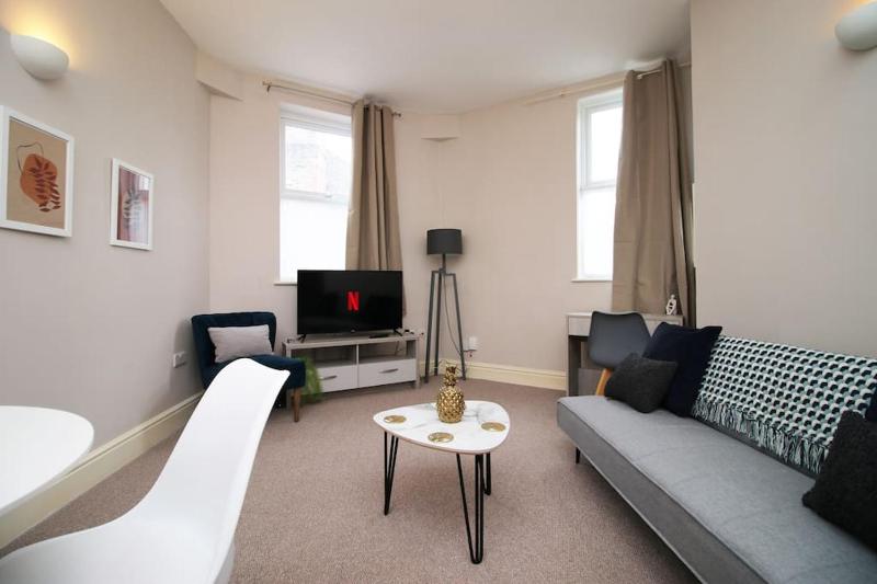 Two Bedroom Flat | Central | Free Off-Peak Parking - image 16