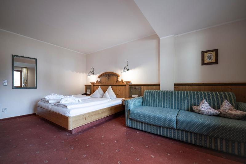 Double Room with Balcony image 2