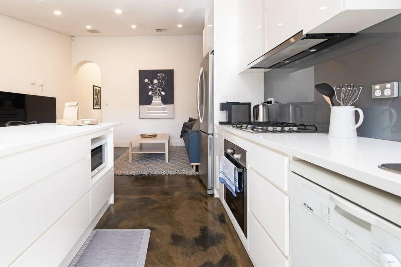 Lovely and Spacious 2-bedroom home in Norwood - image 4