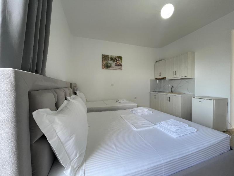 Triple Room with Sea View image 3