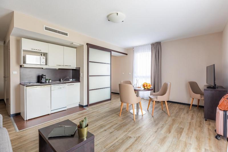 Superior One Bedroom Apartment image 3