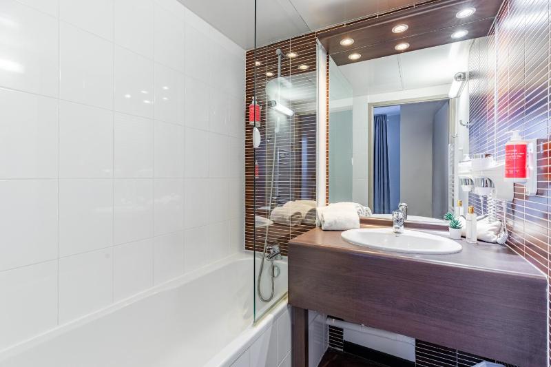 Superior One Bedroom Apartment image 2