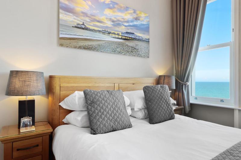 King Room with Sea View - 3rd Floor image 4