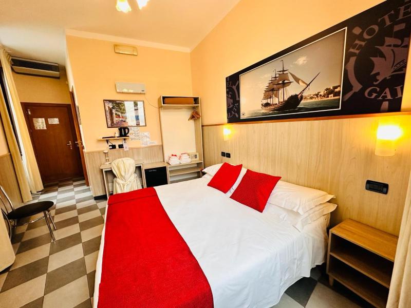 Double Room image 3