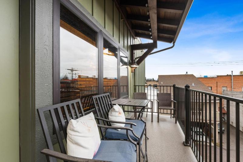 Baker Loft 301 Images