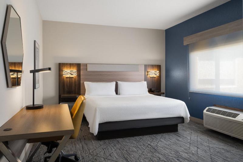 Standard King Room image 2