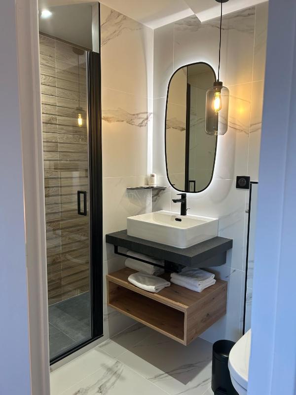 Double Room with Garden View image 4