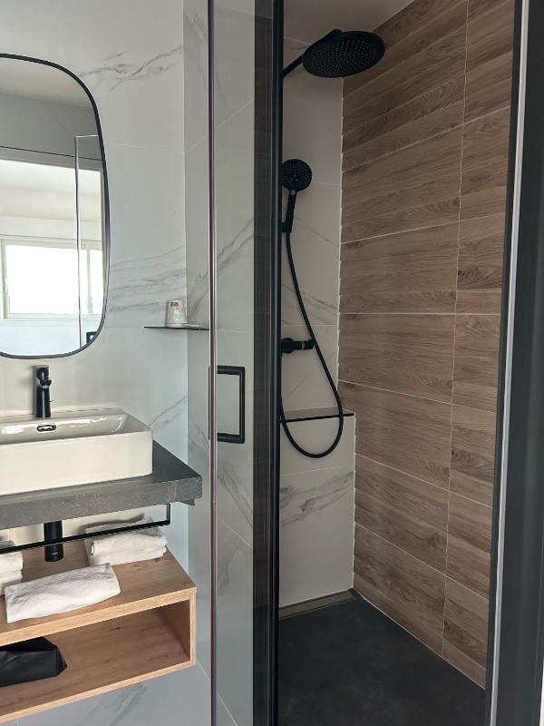 Double Room with Garden View image 3