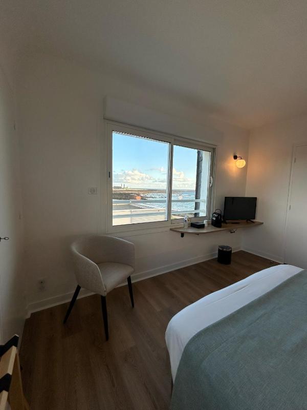 Double Room with Side Sea View image 4
