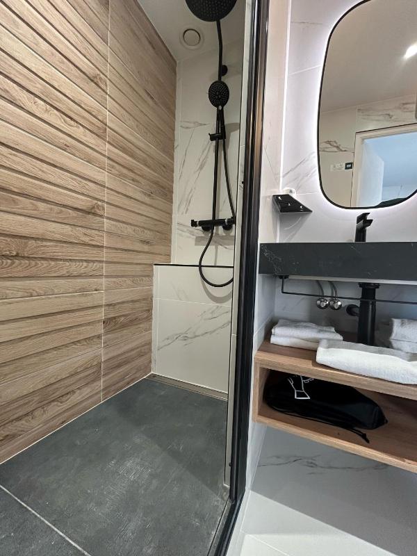 Double Room with Balcony and Sea View image 3