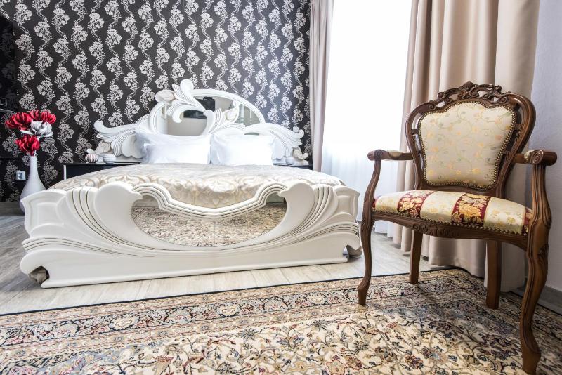 Deluxe Double Room with Shower image 4
